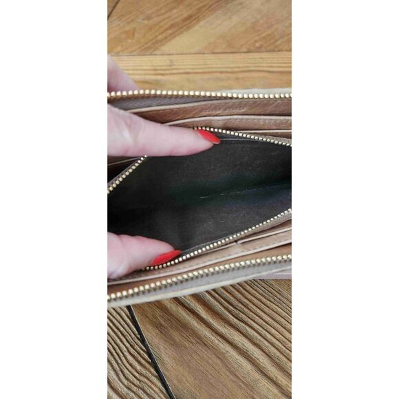 Miu Miu Beige Matelassé Wallet - Picture 9 of 13